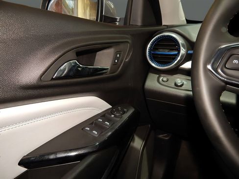 Used 2025 Chevrolet Trax LT w/ LT Convenience Package image 18