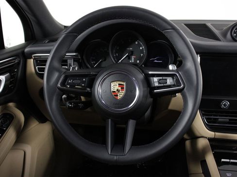 Used 2025 Porsche Macan image 12
