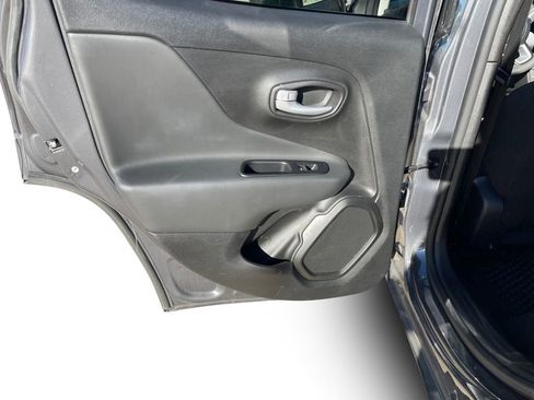 Used 2023 Jeep Renegade Latitude image 24