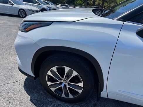 Used 2022 Toyota Highlander XLE AWD/4WD image 18