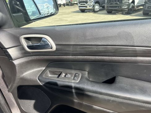 Used 2021 Jeep Grand Cherokee Laredo X image 14