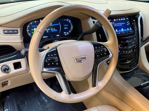 Used 2018 Cadillac Escalade Platinum image 16