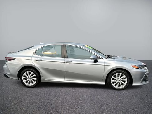 Used 2022 Toyota Camry LE image 5