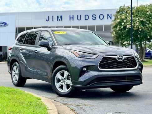 Used 2023 Toyota Highlander LE FWD image 2