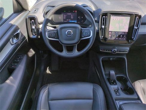 Certified 2025 Volvo XC40 B5 Core image 12