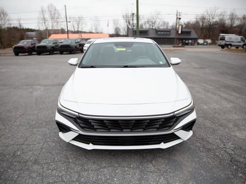 Used 2025 Hyundai Elantra SEL image 8