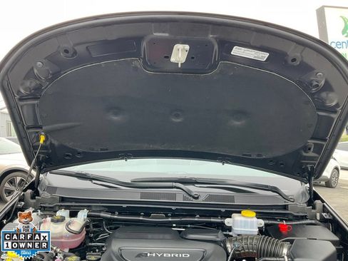 Used 2023 Chrysler Pacifica Limited w/ Uconnect Theater Family Group FWD image 13