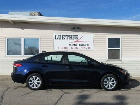 Used 2022 Toyota Corolla LE image 3