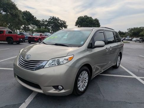 Used 2017 Toyota Sienna XLE Premium FWD image 7