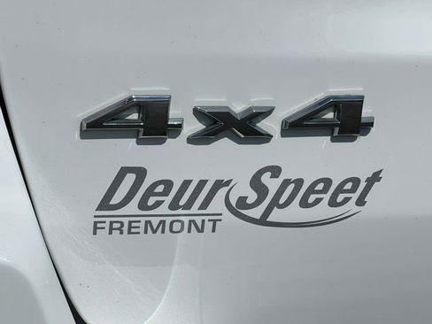 Used 2021 Jeep Grand Cherokee Laredo image 2