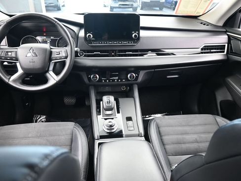 Used 2023 Mitsubishi Outlander SE image 42