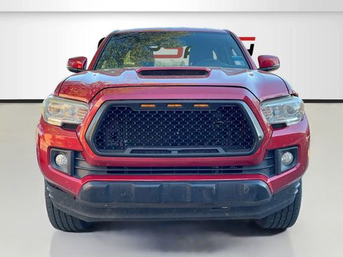 Used 2016 Toyota Tacoma TRD Sport image 2