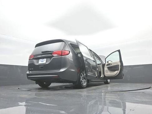 Used 2018 Chrysler Pacifica Touring-L Plus w/ Tire & Wheel Group FWD image 42
