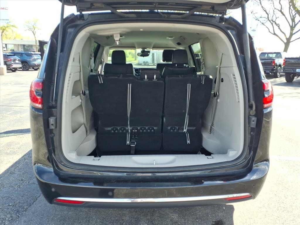 Used 2024 Chrysler Pacifica Touring-L FWD image 30