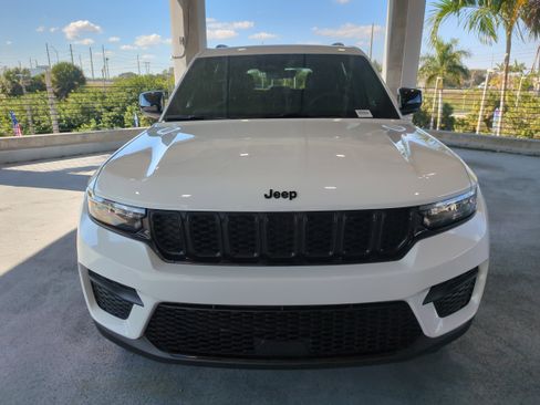 New 2025 Jeep Grand Cherokee Altitude image 3