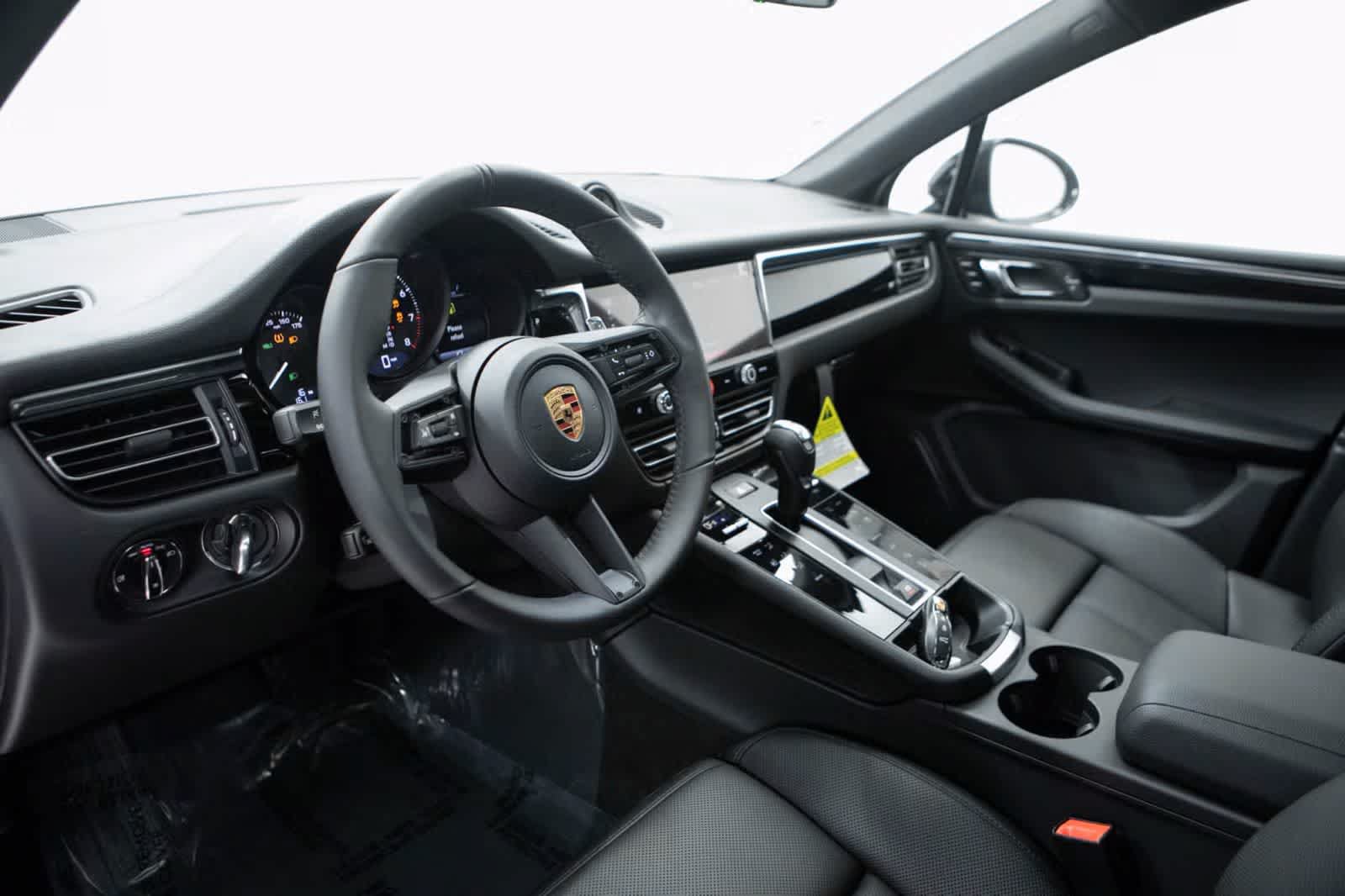 Certified 2026 Porsche Macan AWD/4WD image 4