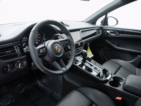 Certified 2026 Porsche Macan AWD/4WD image 4