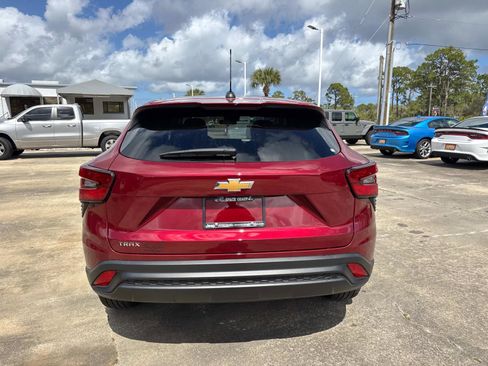 Used 2024 Chevrolet Trax LS w/ LS Convenience Package image 4