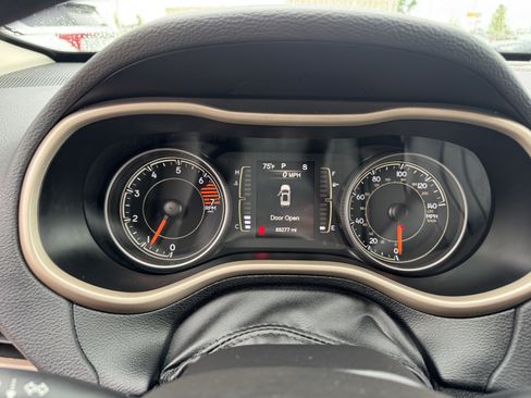 Used 2017 Jeep Cherokee Latitude w/ Cold Weather Group AWD/4WD image 14