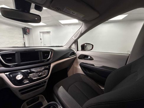 Used 2019 Chrysler Pacifica Touring Plus FWD image 11