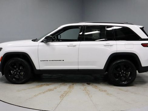 Used 2024 Jeep Grand Cherokee Altitude AWD/4WD image 8