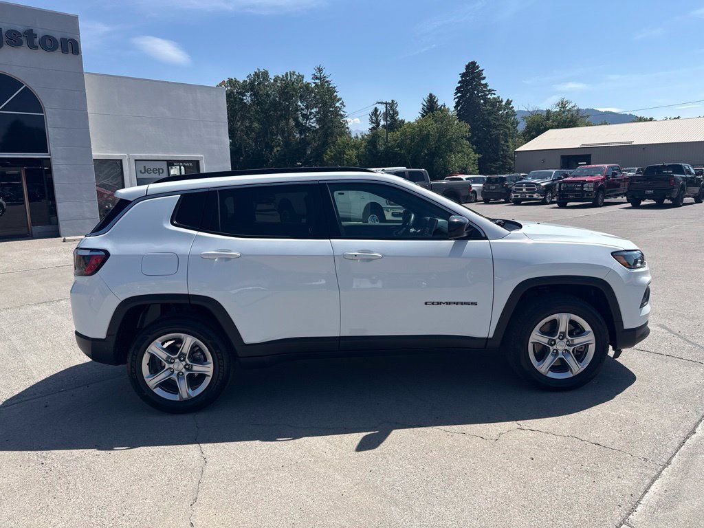 Used 2024 Jeep Compass Latitude AWD/4WD image 2