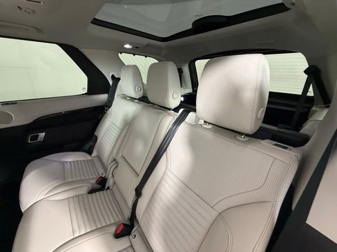 Certified 2025 Land Rover Discovery S image 31