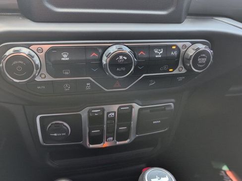 Used 2020 Jeep Wrangler Unlimited Sahara AWD/4WD image 18