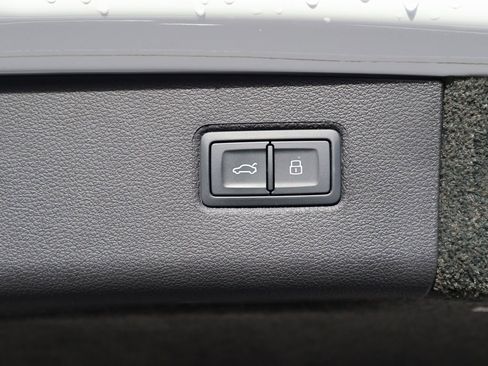 Used 2023 Bentley Bentayga Extended Wheelbase image 20