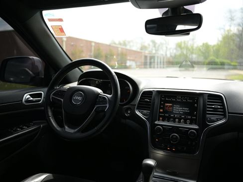 Used 2018 Jeep Grand Cherokee Altitude AWD/4WD image 2