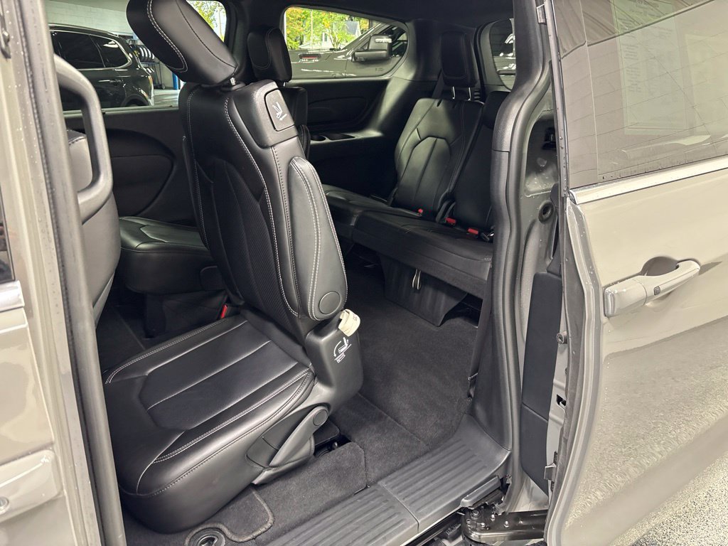 Used 2025 Chrysler Pacifica Select FWD image 42