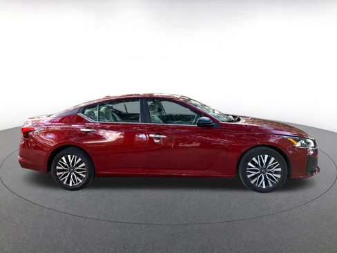 Used 2025 Nissan Altima 2.5 SV image 8