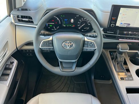 Certified 2026 Toyota Sienna XLE FWD image 14