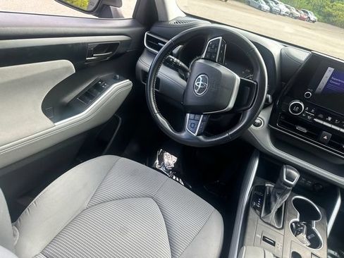 Used 2024 Toyota Highlander LE AWD/4WD image 22