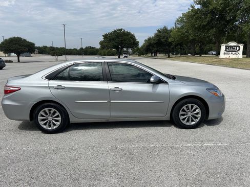 Used 2016 Toyota Camry LE FWD image 5