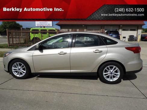 Used 2017 Ford Focus SE FWD image 1