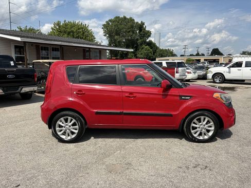 Used 2013 Kia Soul FWD image 2