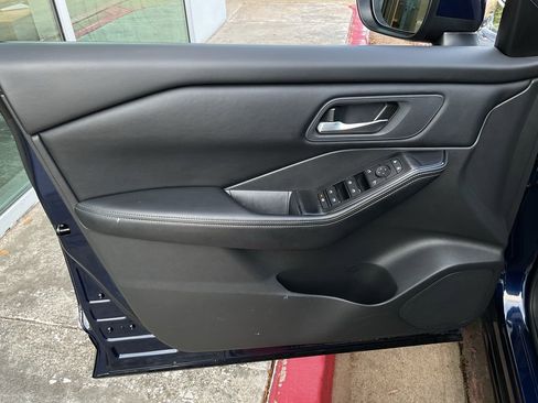 Used 2025 Nissan Rogue SV FWD image 12