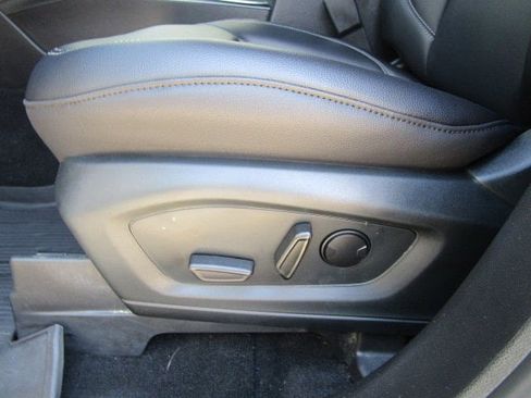 Used 2020 Ford Explorer XLT w/ Equipment Group 202A image 12