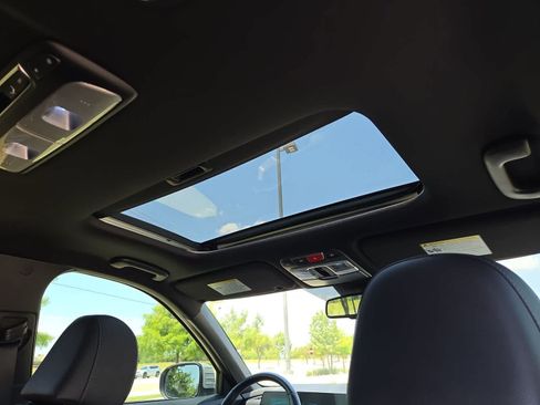 Used 2025 Kia Telluride AWD image 19
