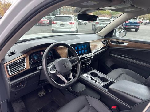 Used 2024 Volkswagen Atlas SE AWD/4WD image 13
