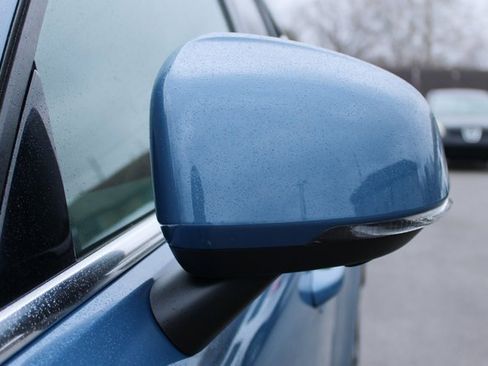 Used 2025 Volvo XC40 B5 Plus image 7