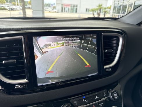 Used 2025 Chrysler Pacifica Select FWD image 14