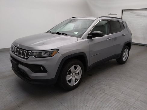Used 2022 Jeep Compass Latitude w/ Convenience Group AWD/4WD image 2