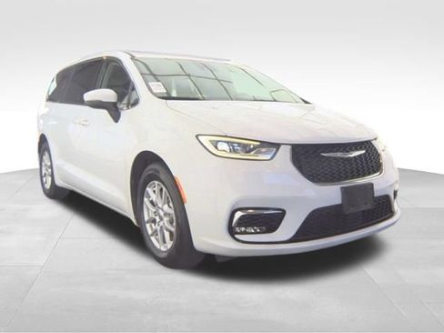 Used 2023 Chrysler Pacifica Touring-L FWD image 4