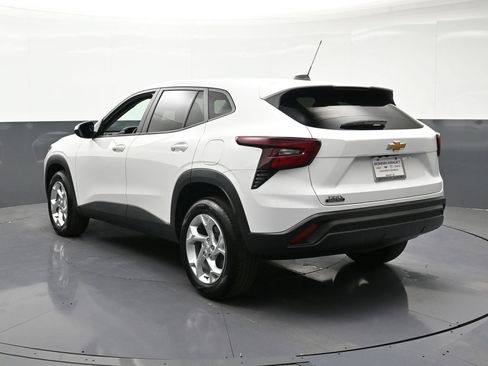 Certified 2025 Chevrolet Trax LS w/ LS Convenience Package FWD image 3