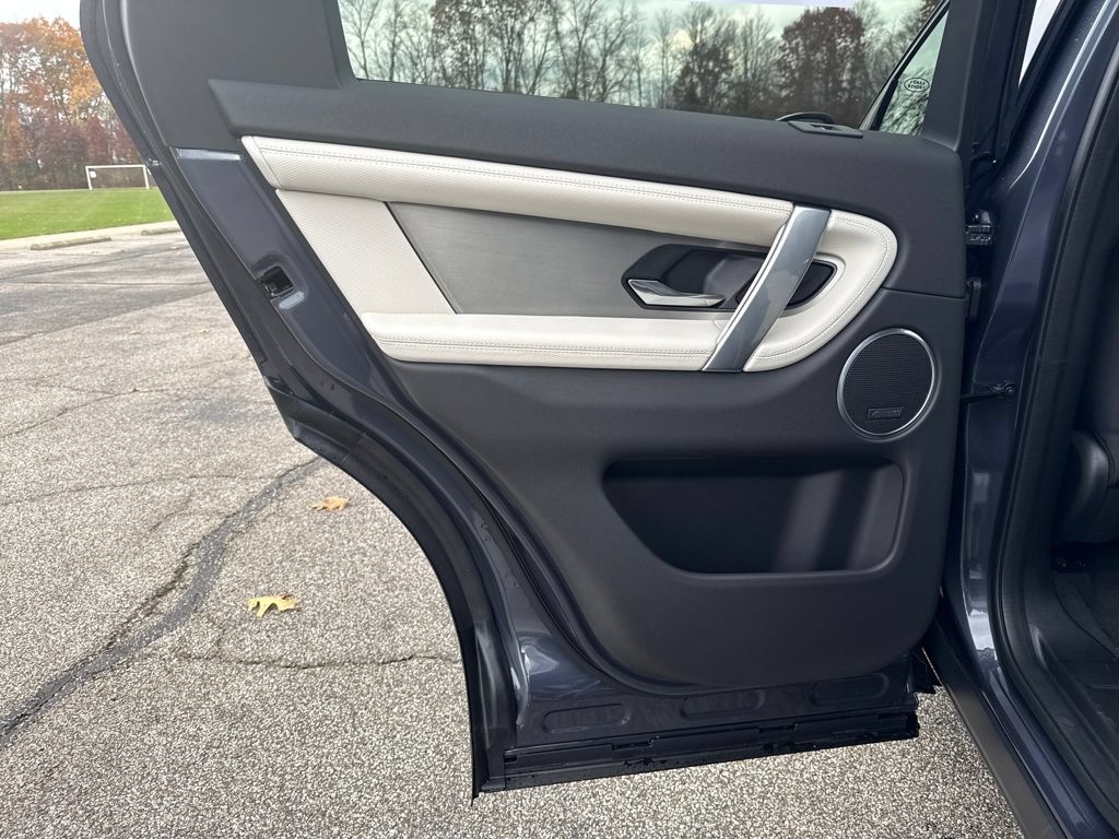 Used 2025 Land Rover Discovery Sport Dynamic SE AWD/4WD image 12