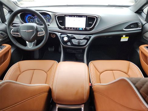 New 2026 Chrysler Pacifica Pinnacle image 13