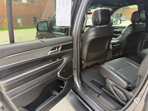 Used 2022 Jeep Wagoneer Series III w/ Convenience Group I AWD/4WD image 12