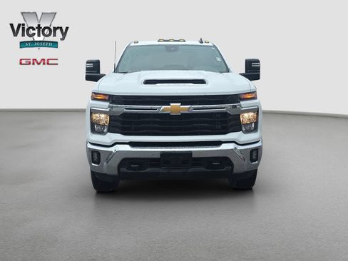 Used 2024 Chevrolet Silverado 3500 LT w/ Convenience Package AWD/4WD image 2